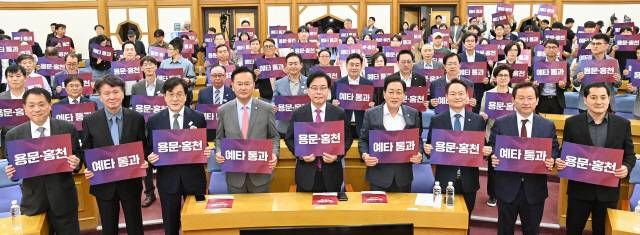 ▲ 홍천~용문 광역철도 국회 정책토론회가 1일 서울 국회의원회관에서 경민현 강원도민일보 사장, 유상범 국회의원, 김선교 국회의원, 송언석 원내대표, 허영 국회의원, 박대출 국회의원, 이만희 국회의원, 김형동 국회의원, 강선영 국회의원,김광래 도경제부지사, 배상근 강원연구원장, 신영재 홍천군수, 전진선 양평군수, 박영록 홍천군의장, 황선호 양평군의장, 이영욱 강원도의원, 홍성기 강원도의원, 이혜원 경기도의원, 박명숙 경기도의원, 이종구 도건설교통국장과 홍천, 양평 주민들이 참석한 가운데 열렸다. 참석자들이 홍천~용문 광역철도 예타 통과를 염원하는 구호를 외치고 있다.  서영 기자