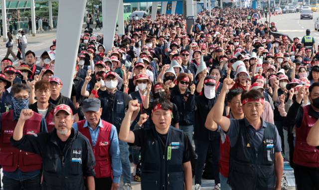 ▲ 2일 인천국제공항 제1여객터미널에서 열린 민주노총 공공운수노조 인천공항지역지부 전면파업 2일차 총파업 결의대회에서 참석자들이 구호를 외치고 있다. 연합뉴스