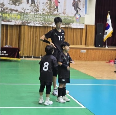 ▲추계배 초등학교 배구대회에 출전한 용지훈(중앙 15번)/연합뉴스