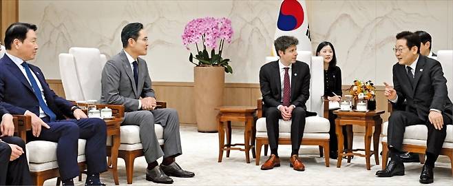 < 李대통령, 올트먼 접견…이재용·최태원도 참석 > 이재명 대통령이 1일 용산 대통령실에서 샘 올트먼 오픈AI 최고경영자(CEO·왼쪽 세 번째), 이재용 삼성전자 회장(두 번째), 최태원 SK그룹 회장과 만나 대화하고 있다. 이 대통령은 “한국이 세계에서 가장 모범적인 인공지능(AI) 테스트베드가 될 것”이라며 “AI 고속도로 확충에 속도를 내겠다”고 말했다.  /김범준 기자