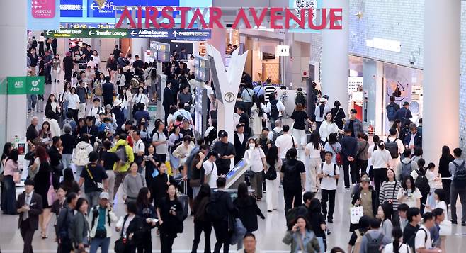 인천국제공항 제1터미널이 여행객들로 북적이고 있다./사진=뉴스1