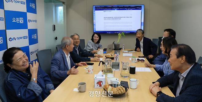 서울 서교동 오픈넷 회의실에서 지난달 23일 탄핵 찬성과 반대 입장을 가진 참석자들이 서로를 소개하며 대화를 나누고 있다.  이 만남은 오픈넷과 연세대 포용사회연구소 주최로 열렸다. 서성일 선임기자