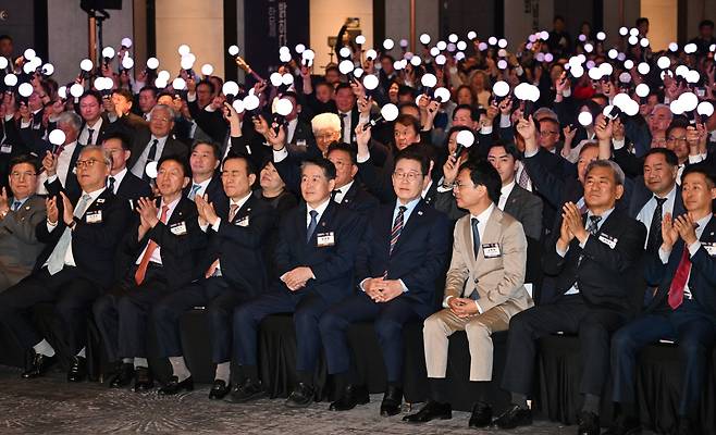 응원봉 흔들며 ‘한인의날’ 축하 이재명 대통령이 2일 서울 광진구 서울 그랜드워커힐호텔에서 열린 제19회 세계한인의날 기념식에서 기념 퍼포먼스를 보고 있다. 대통령실사진기자단