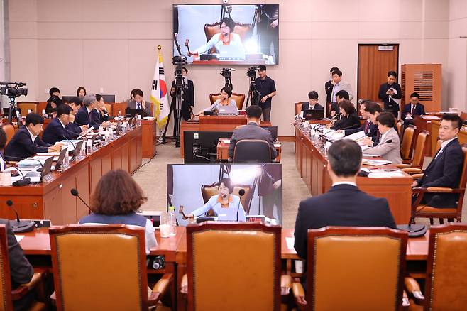 The Legislation and Judiciary Committee of the National Assembly holds a hearing on Sept. 30 into allegations that Chief Justice Jo Hee-de interfered in the presidential election, with key witnesses absent. [YONHAP]