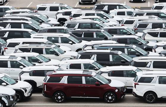 Cars ready for export are parked at a port in Pyeongtaek, Gyeonggi on Sept. 16. [YONHAP]