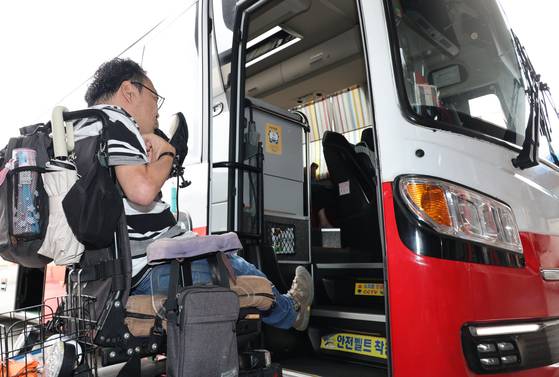 Members of civic groups advocating for transportation and mobility rights for people with disabilities hold a protest at the Cheongju Intercity Bus Terminal, North Chungcheong on Oct. 2. [YONHAP]