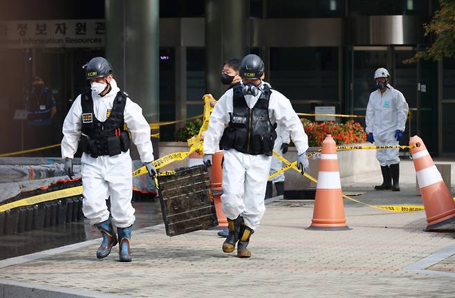 감식 관계자들이 30일 오전 대전 유성구 국가정보자원관리원 화재 현장에서 불이 붙었던 무정전‧전원 장치(UPS)용 리튬이온배터리의 안정화 작업을 마치고 옮기고 있다. 연합뉴스