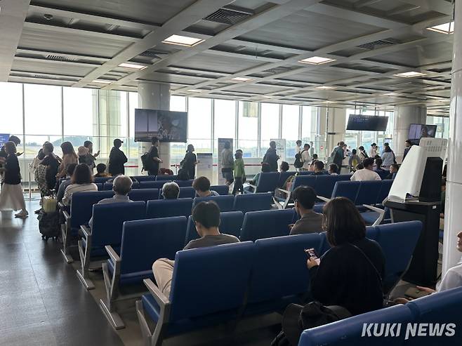 양양발(發) 제주행(行) 파라타항공의 신규 항공편(WE6701)을 타려고 대기하는 승객들로 북적거렸다. 송민재 기자