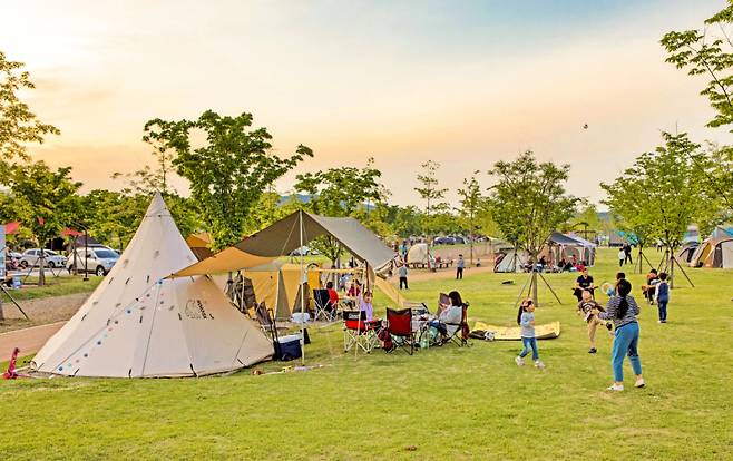 구미시가 추석 연휴 49개 주요 공공체육·문화시설 중 2개소를 제외한 47개소를 정상 운영한다. 사진은 구미캠핑장. 구미시청 제공