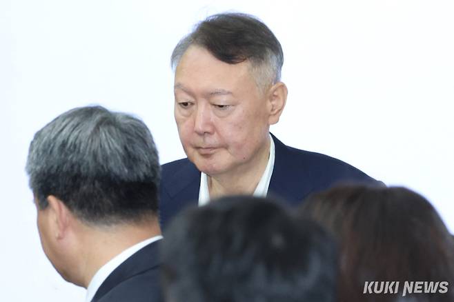 윤석열 전 대통령이 26일 서울 서초구 서울중앙지방법원에서 열린 ‘특수공무 집행 방해, 직권남용 권리행사 방해 혐의’ 첫 재판에 출석하고 있다. 사진공동취재단