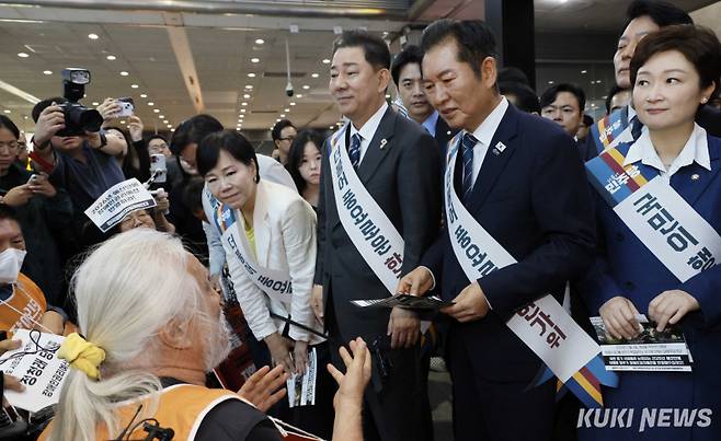 정청래 더불어민주당 대표와 김병기 원내대표를 비롯한 의원들이 2일 서울 용산역에서 전국장애인연합회의 요구안을 듣고 있다.