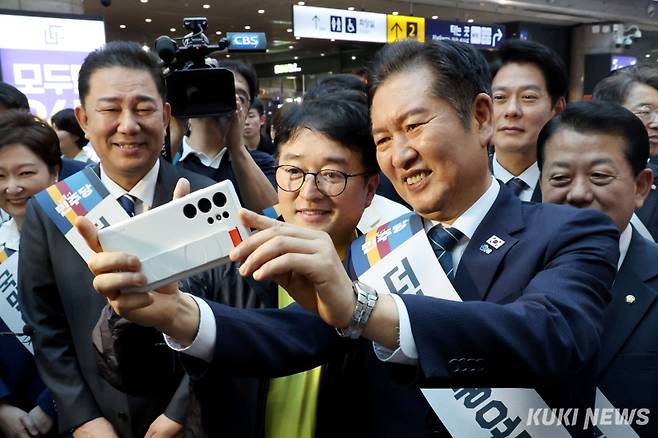 정청래 더불어민주당 대표 및 지도부가 2일 오전 용산역을 찾아 귀성길에 나선 시민들과 셀카를 찍고 있다.