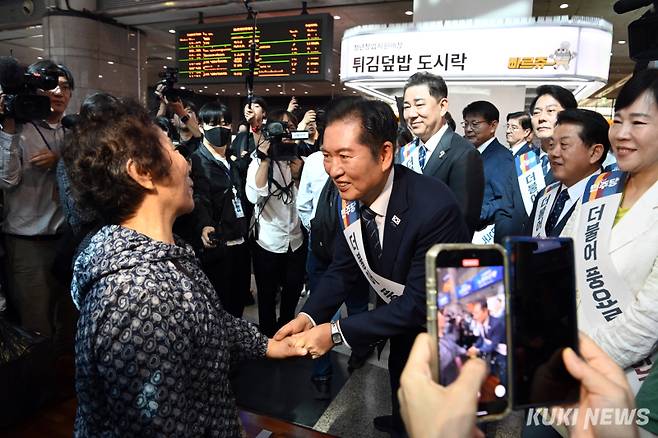 정청래 더불어민주당 대표를 비롯한 민주당 지도부가 2일 오전 용산역을 찾아 귀성길에 나선 시민들에게 인사하고 있다.