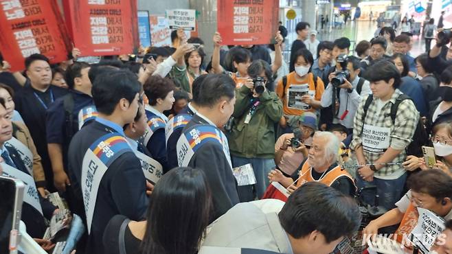 민주당 지도부가 2일 서울 용산구 용산역에서 박경석 전국장애인차별철폐연대 대표와 대화하고 있다. 유병민 기자&nbsp;
