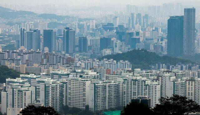 서울 중구 남산에서 서울시내 아파트가 보이고 있다. 뉴시스