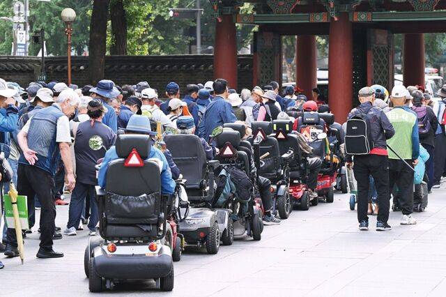 노인의 날을 하루 앞둔 1일 서울 종로구 탑골공원 앞 무료급식소에서 어르신들이 배식을 받기 위해 줄을 서서 기다리고 있다.  윤웅 기자