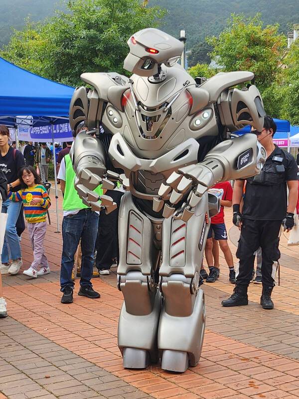 ‘타이탄 더 로봇’이 학생들에게 댄스를 선보이고 있다. 박화선기자