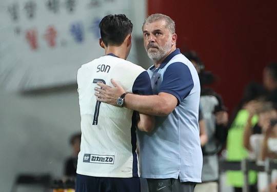 감독 격려 받는 손흥민. 사진[연합뉴스]