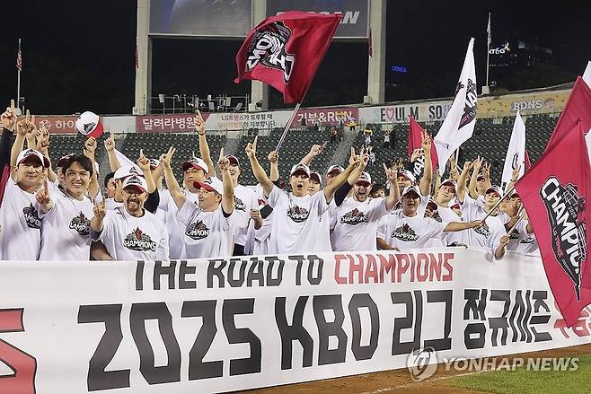 정규리그 1위 세리머니를 하는 LG 트윈스 선수단