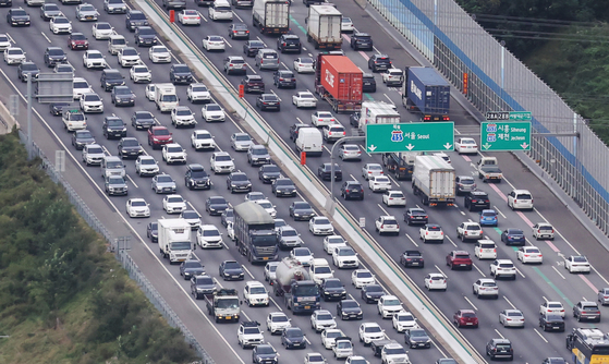 추석 연휴를 하루 앞둔 지난 2023년 27일 경기도 시흥시 서해안고속도로 조남JC 인근이 귀성길 차량으로 정체되고 있다. [사진 출처=뉴스1]
