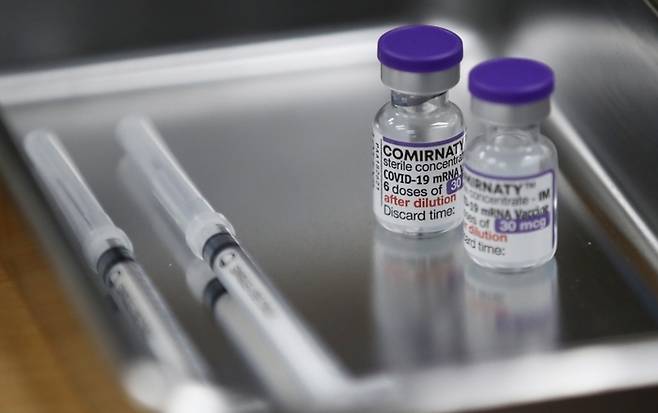 코로나 백신이 암에 걸릴 확률을 높인다는 연구 결과가 나왔지만, 전문가들은 과학적 근거가 부족하다고 지적한다. [사진=뉴스1]