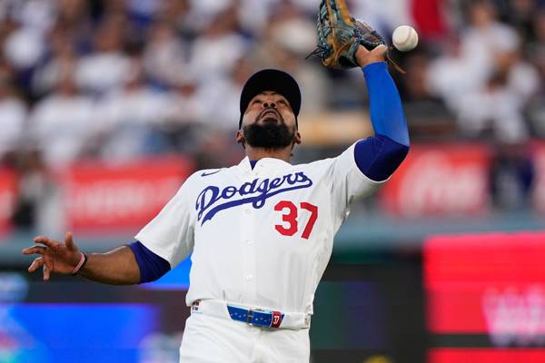 테오스카 에르난데스는 1회 실점의 빌미가 된 실책을 저질렀다. 사진= AP= 연합뉴스 제공