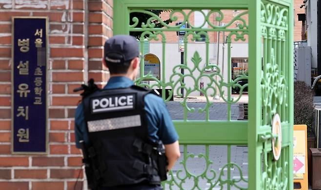 잇따른 유괴 미수 사건으로 불안감이 커지자 경찰이 서울 서대문구 한 초등학교 앞에서 순찰 중인 모습./사진=뉴스1