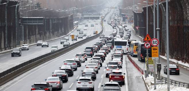 경부고속도로 하행선이 귀성 차량 행렬로 정체되고 있다./사진=뉴시스