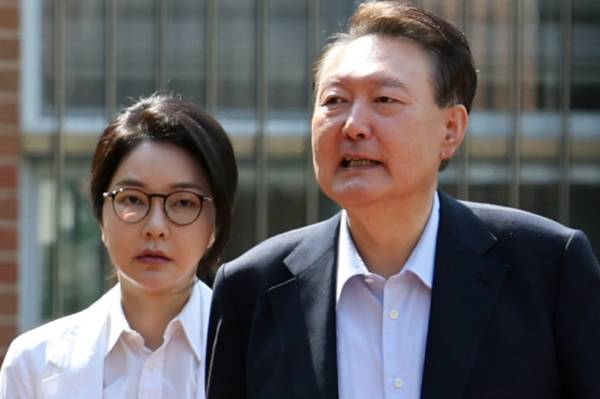 윤석열 전 대통령 부부가 수감 상태로 추석을 지낸다. 사진은 윤석열 전 대통령과 김건희 여사가 제21대 대통령 선거일인 지난 6월3일 오전 서울 서초구 원명초등학교에 마련된 서초4동 제3투표소에서 투표를 하기위해 이동하고 있는 모습. /사진=뉴스1(공동취재단)