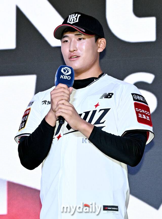 전주고 박지훈이 17일 오후 서울 잠실 롯데호텔에서 진행된 '2026 KBO 신인 드래프트'에서 1라운드 6순위로 KT위즈에 지명된 뒤 소감을 말하고 있다./마이데일리