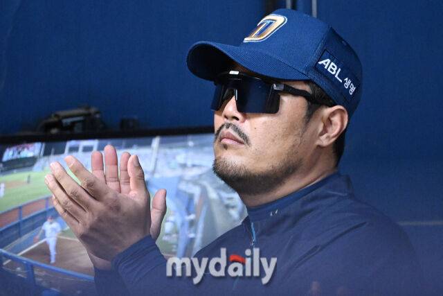 1일 서울 잠실야구장에서 열린 '2025 신한 SOL BANK KBO리그' NC 다이노스와 LG 트윈스 경기. NC 이호준 감독이 경기를 지켜보며 박수를 보내고 있다./마이데일리