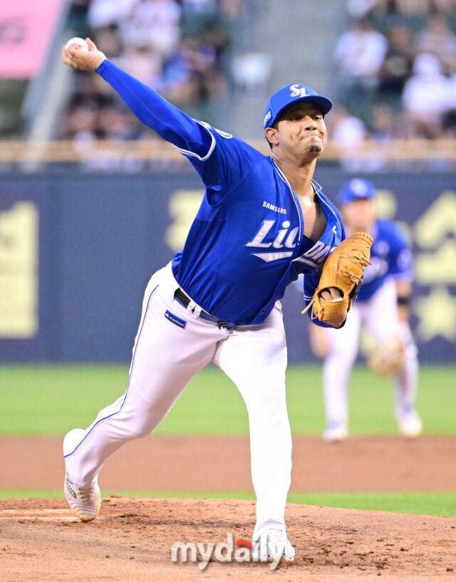 2025년 8월 27일 오후 서울 잠실구장에서 열린 '2025 신한 SOL뱅크 KBO 리그' 삼성 라이온즈와 두산 베어스의 경기. 삼성 선발투수 가라비토가 역투하고 있다./마이데일리