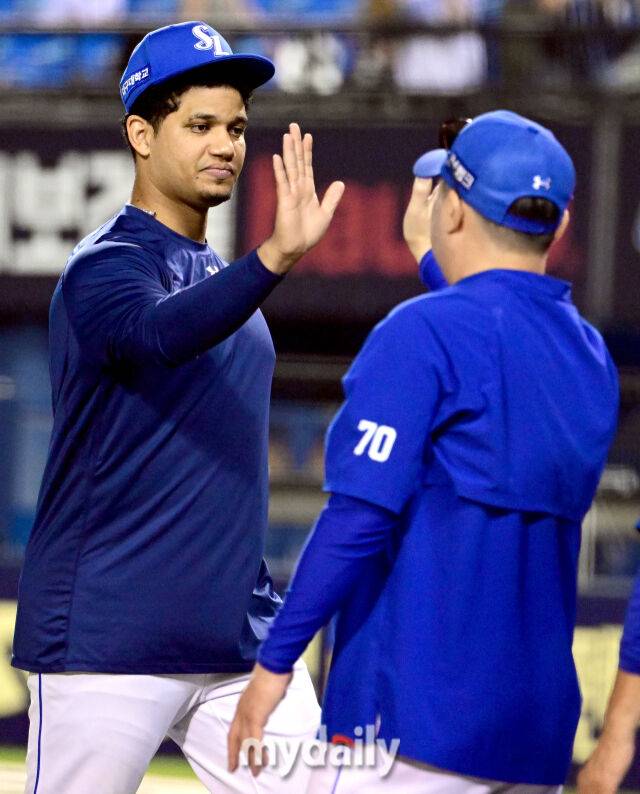 2025년 8월 27일 오후 서울 잠실구장에서 열린 '2025 신한 SOL뱅크 KBO 리그' 삼성 라이온즈와 두산 베어스의 경기. 삼성 가라비토가 14-1로 승리한 뒤 기뻐하고 있다./마이데일리