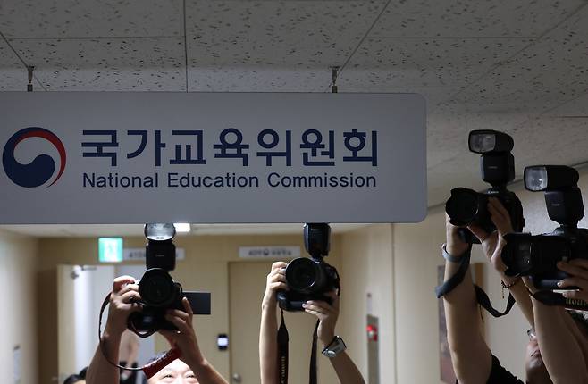 김건희 여사의 의혹들을 수사하는 민중기 특별검사팀이 이배용 전 국가교육위원장의 ‘매관매직’ 의혹과 관련해 5일 국가교육위원회에 대한 압수수색에 나섰다. 사진은  이날 정부서울청사 내 국가교육위원회. [연합]