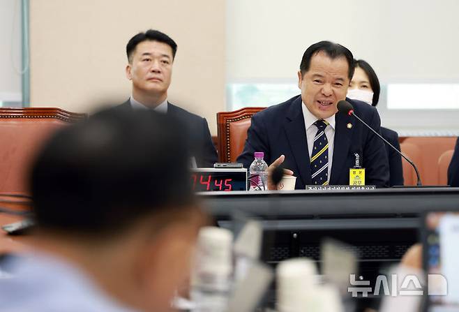 [서울=뉴시스] 고승민 기자 = 위철환 중앙선거관리위원 후보자가 1일 서울 여의도 국회에서 열린 행정안전위원회의 인사청문회에서 의원 질의에 답하고 있다. 2025.10.01. kkssmm99@newsis.com
