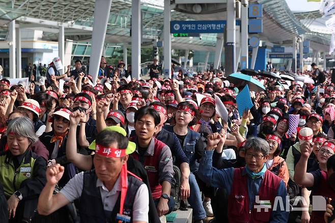 [인천공항=뉴시스] 김진아 기자 = 민주노총 공공운수노조 인천공항지역지부 노조원들이 1일 인천공항 제1여객터미널에서 열린 전면파업 1일차 결의대회에서 참석자들이 구호를 외치고 있다. 이들은 3조 2교대 근무체계의 4조 2교대 전환, 모·자회사 불공정 계약 근절, 낙찰률 임의 적용 폐지 등을 요구했다. 2025.10.01. bluesoda@newsis.com