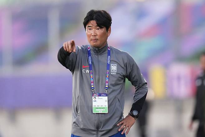 [발파라이소=AP/뉴시스] 대한민국 20세 이하(U20) 축구 대표팀의 이창원 감독이 지난달 27일(현지 시간) 칠레 발파라이소의 엘리아스 피게로아 브란데르 스타디움에서 열린 2025 국제축구연맹(FIFA) 20세 이하(U20) 월드컵 조별리그 B조 1차전 우크라이나와 경기 중 작전을 지시하고 있다. 한국이 1-2로 패해 1패를 기록했다. 2025.09.28.