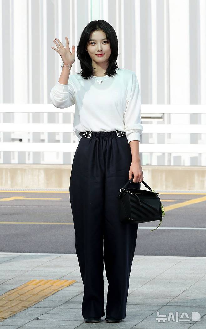 [인천공항=뉴시스] 김혜진 기자 = 배우 김유정이 해외 패션쇼 참석을 위해 2일 오전 인천국제공항을 통해 프랑스 파리로 출국하고 있다. 2025.10.02. jini@newsis.com