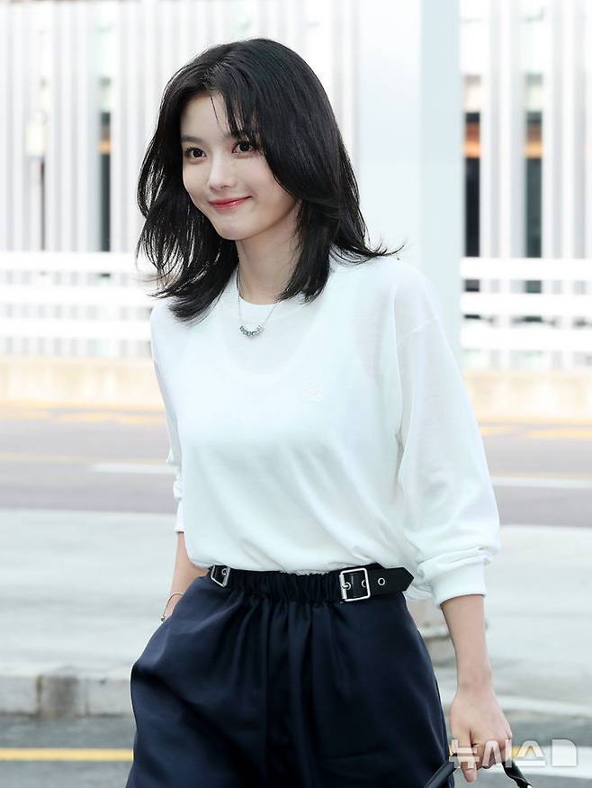 [인천공항=뉴시스] 김혜진 기자 = 배우 김유정이 해외 패션쇼 참석을 위해 2일 오전 인천국제공항을 통해 프랑스 파리로 출국하고 있다. 2025.10.02. jini@newsis.com