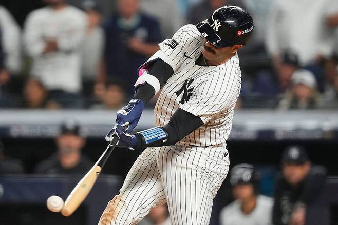 [뉴욕=AP/뉴시스] 뉴욕 양키스의 오스틴 웰스가 2일(한국 시간) 미국 뉴욕 양키스타디움에서 벌어진 2025 아메리칸리그 와일드카드시리즈(ALWC) 2차전 보스턴 레드삭스와의 경기에 7번 타자 포수로 선발 출전해 8회말 결승 솔로 홈런을 치고 있다. 2025.10.02.