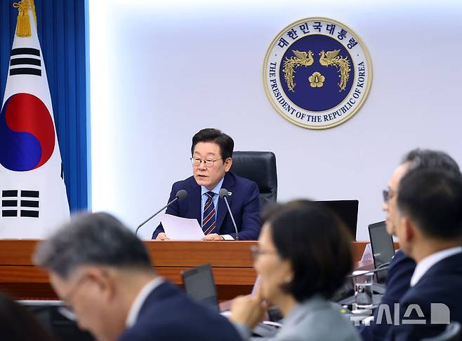 [서울=뉴시스] 최동준 기자 = 이재명 대통령이 2일 서울 용산 대통령실 청사에서 열린 수석보좌관회의에서 발언하고 있다. (대통령실통신사진기자단) 2025.10.02. photocdj@newsis.com