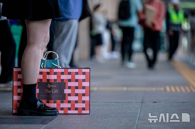 [서울=뉴시스] 정병혁 기자 = 2일 서울 서초구 서울고속버스터미널에서 시민들이 버스를 타기 위해 기다리고 있다. 2025.10.02 jhope@newsis.com