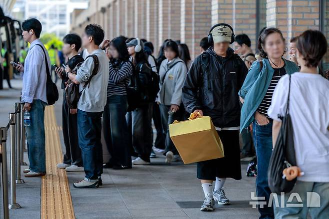 [서울=뉴시스] 정병혁 기자 = 2일 서울 서초구 서울고속버스터미널에서 시민들이 버스를 타기 위해 기다리고 있다. 2025.10.02 jhope@newsis.com