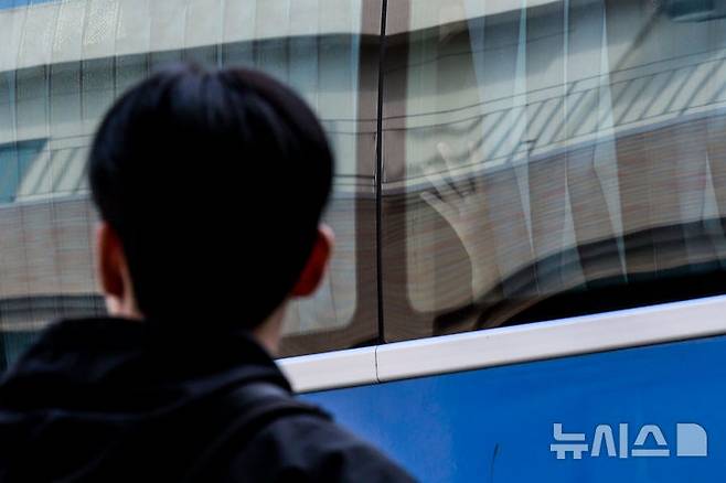 [서울=뉴시스] 정병혁 기자 = 2일 서울 서초구 서울고속버스터미널에서 버스에 탑승한 승객이 손을 흔들고 있다. 2025.10.02 jhope@newsis.com