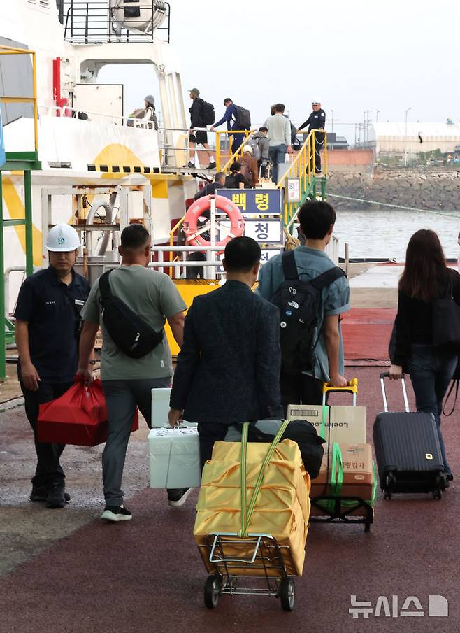 [인천=뉴시스] 전진환 기자 = 추석 연휴를 앞둔 2일 오전 인천 중구 인천항 연안여객터미널에서 귀성객들이 도서지역으로 가는 여객선에 오르고 있다.  2025.10.02. amin2@newsis.com