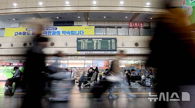 [대구=뉴시스] 이무열 기자 = 추석 연휴를 하루 앞둔 2일 대구 동구 동대구역 대합실에서 귀성객들이 열차를 기다리고 있다. 2025.10.02. lmy@newsis.com