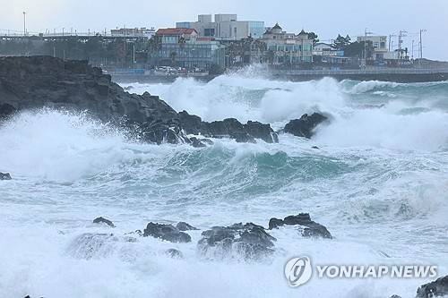 거센 파도 치는 제주 [연합뉴스 제공]