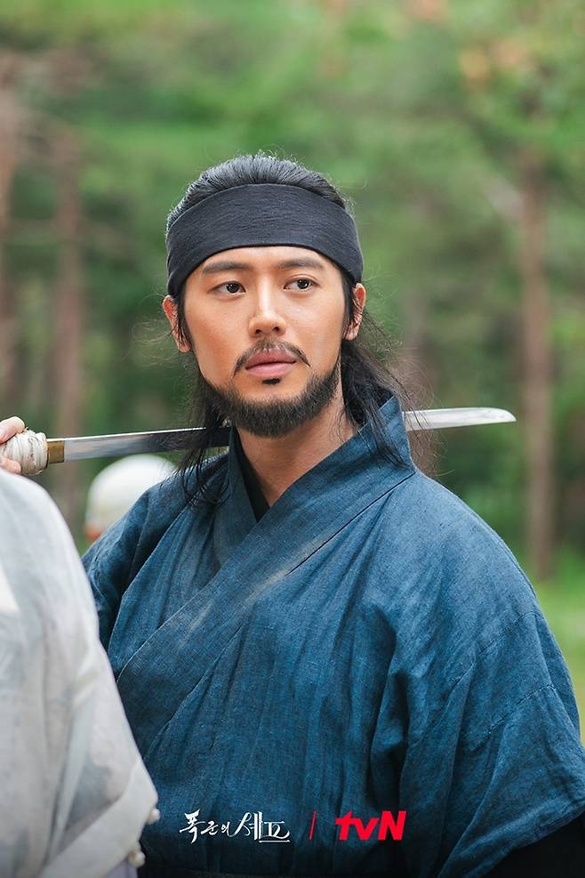 이주안은 공길이 이헌의 편이었다기보다는 누이의 죽음이 반복되지 않길 바라는 마음에서 지영을 도운 것이라고 바라봤다. tvN 제공