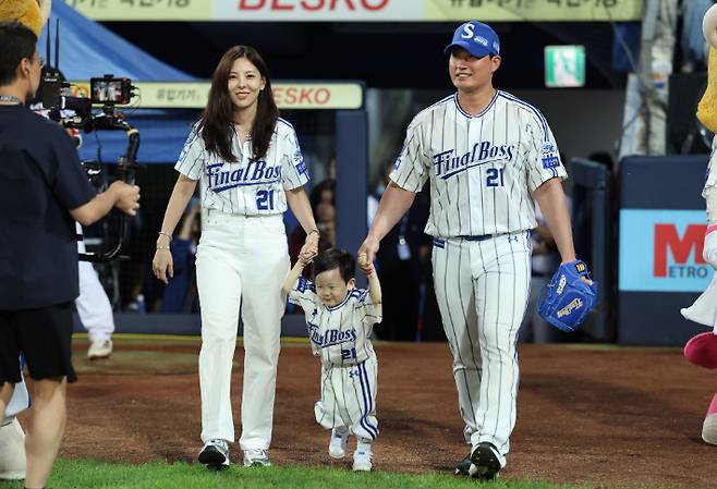 9월 30일 은퇴 경기에 나선 오승환 가족. 아내 김지혜 씨(왼쪽부터), 아들 서준 군, 오승환. 연합뉴스