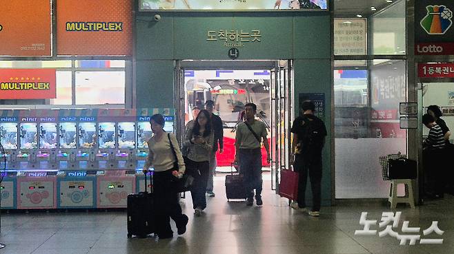 2일 오전 광주 서구 종합버스터미널에 귀향객들이 속속 도착하고 있다. 한아름 기자
